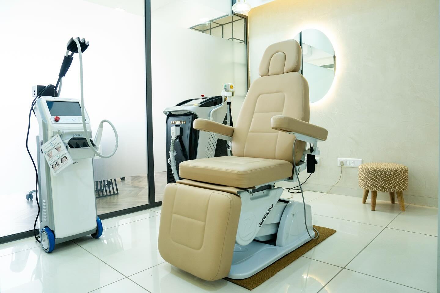 Treatment room with advanced laser equipment and comfortable treatment chair